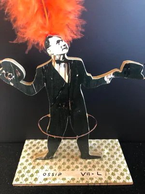 Ossip - Vrolijk mannetje met veer kopen? Bied vanaf 79!