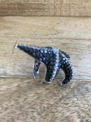 Zilveren ring bezet met witte en zwarte zirkonia in vorm van een zeester kopen? Bied vanaf 21!