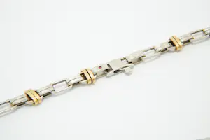 66- Opvallend 18Kt bi-color gouden collier + fraai vormgegeven 18Kt gouden kruis kopen? Bied vanaf 1800!