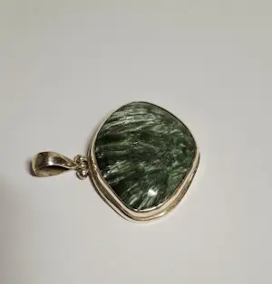 Nieuwe prachtige groen-zilveren gelaagde serafiniet hanger in zilver. kopen? Bied vanaf 75!