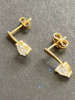 18 karaats geelgouden oorknoppen met een hartvormig geslepen zirkonia kopen? Bied vanaf 50!