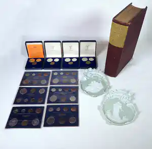 Niet of onleesbaar gesigneerd - Lot van munten, aardewerk en een boek van Shakespeare verkocht voor € 1!