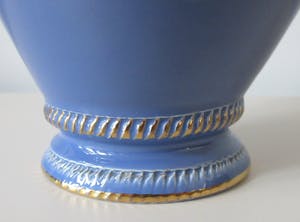 Plateelbakkerij Zuid-Holland - Korenblauwe platelen vaas met vergulde geribde randen kopen? Bied vanaf 1!