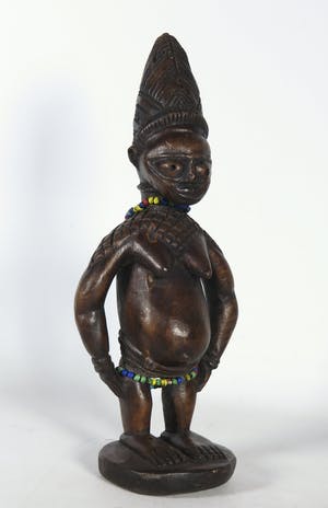 Yoruba - Houten Ibedji- of tweelingbeeld van vrouw met kralenketting rond hals en heup kopen? Bied vanaf 20!