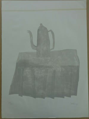 Klaas Gubbels - KOFFIEKAN OP TAFEL / GRIJZE LITHO / 75x54cm / SIG / 1977 kopen? Bied vanaf 195!