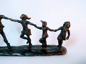 Astrid Veldhuyzen-Koppen - Skulptur von fünf fröhlich tanzenden Kindern, signiert AV im Sockel. kopen? Bied vanaf 25!