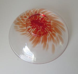 Niet of onleesbaar gesigneerd - Kunstglazen schaal op voet met rode en oranje glaspoeders kopen? Bied vanaf 10!