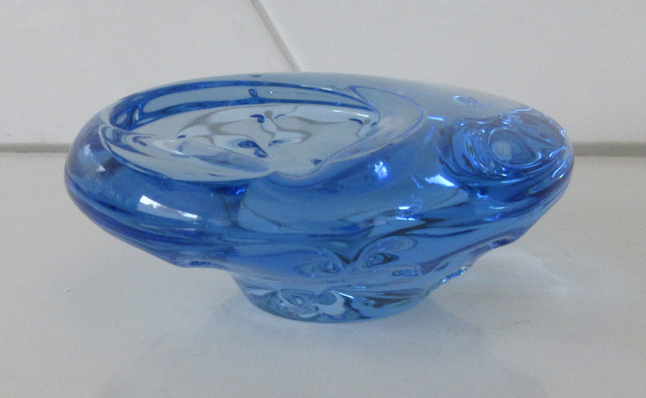 Zelezny Brod Sklo - Alexandrite blauw vrij gevormd asbakje ontwerp Miloslav Klinger kopen? Bied vanaf 20!