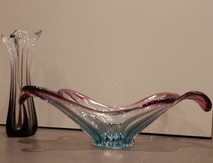 Niet of onleesbaar gesigneerd - Glazen vaas en schaal kopen? Bied vanaf 1!