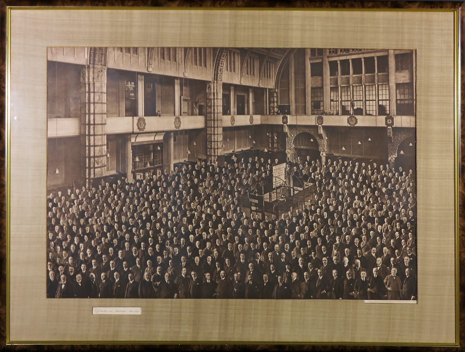 Niet of onleesbaar gesigneerd - Foto, Effectenbeurs van Amsterdam Anno 1928 - Ingelijst kopen? Bied vanaf 1!