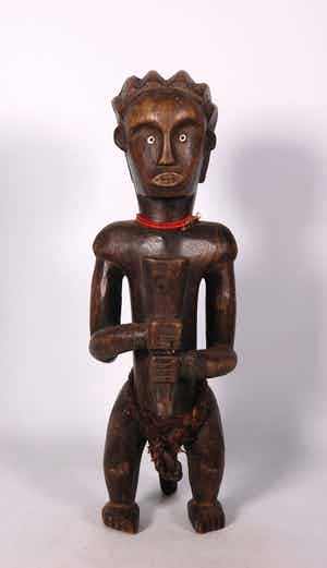 Fang - Hout, Zittend figuur met rode ketting en hoorn des overvloeds verkocht voor € 1!