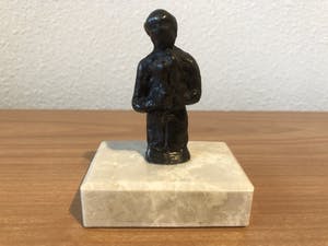 Brons (Onbekend) - Bronzen beeldje man met bos tulpen. kopen? Bied vanaf 10!