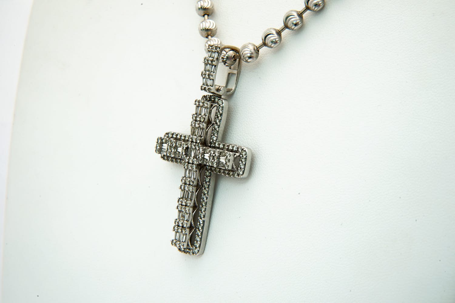 88 - Fraai 18Krt wit-gouden bolletjes collier en ca3.40 crt diamanten kruis kopen? Bied vanaf 2500!