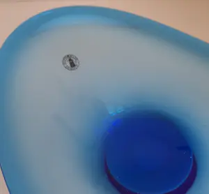 Per Lutken - Holmegaard; asymmetrische schaal in prachtige blauwe kleur kopen? Bied vanaf 69!