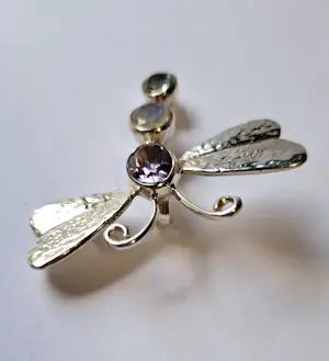 Zilveren vlinder met facet geslepen aquamarijn , maansteen , amethist kopen? Bied vanaf 40!