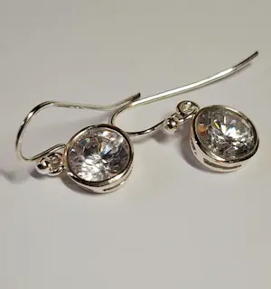 Nieuwe Tijdloze schittering, Swarovski-oorbellen van 925 zilver, diamantachtige kopen? Bied vanaf 40!