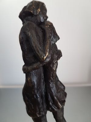 Astrid Veldhuyzen-Koppen - Beeld " Beschutting" kopen? Bied vanaf 40!