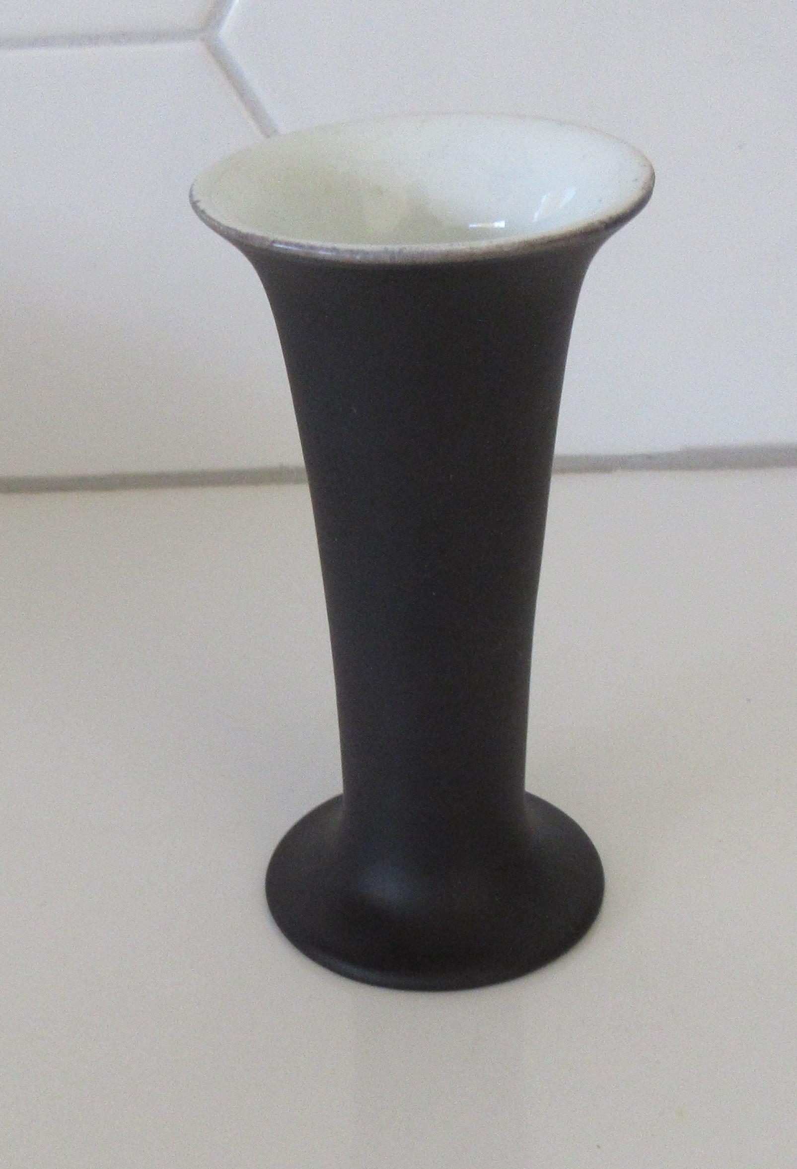 Niet of onleesbaar gesigneerd - Mat zwart en glazend wit platelen Bibelot vaasje model 1506 kopen? Bied vanaf 1!