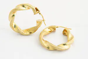 138 - Paar grote 18 karaats gouden gedraaide oorringen - gefaseerde afwerking kopen? Bied vanaf 260!