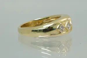 91- Zo goed als nieuwe 18 Krt gouden fantasie ring met 5 princess cut diamanten kopen? Bied vanaf 600!