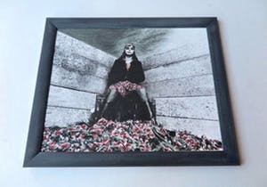 Jan Stijnman - Vrouw met rode tulpen tussen beton-Absurdistisch Foto Handingeschilderd-In lijst kopen? Bied vanaf 10!