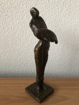 Anita Franken - Zwaar bronzen beeld " VROUW MET ZEEHOND " kopen? Bied vanaf 85!