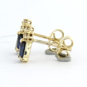 14k geelgouden oorknoppen bezet met saffier 1,20ct en briljant geslepen diamant kopen? Bied vanaf 260!