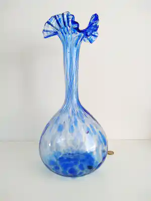 Niet of onleesbaar gesigneerd - Grote, zwierige vaas, blauw glas, handgemaakt verkocht voor € 1!