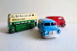 Curiosa - Dinky Toys (3): Oude Engelse Meccano Dubbeldeckbus en Mailbus / Ovaltine Bus kopen? Bied vanaf 50!