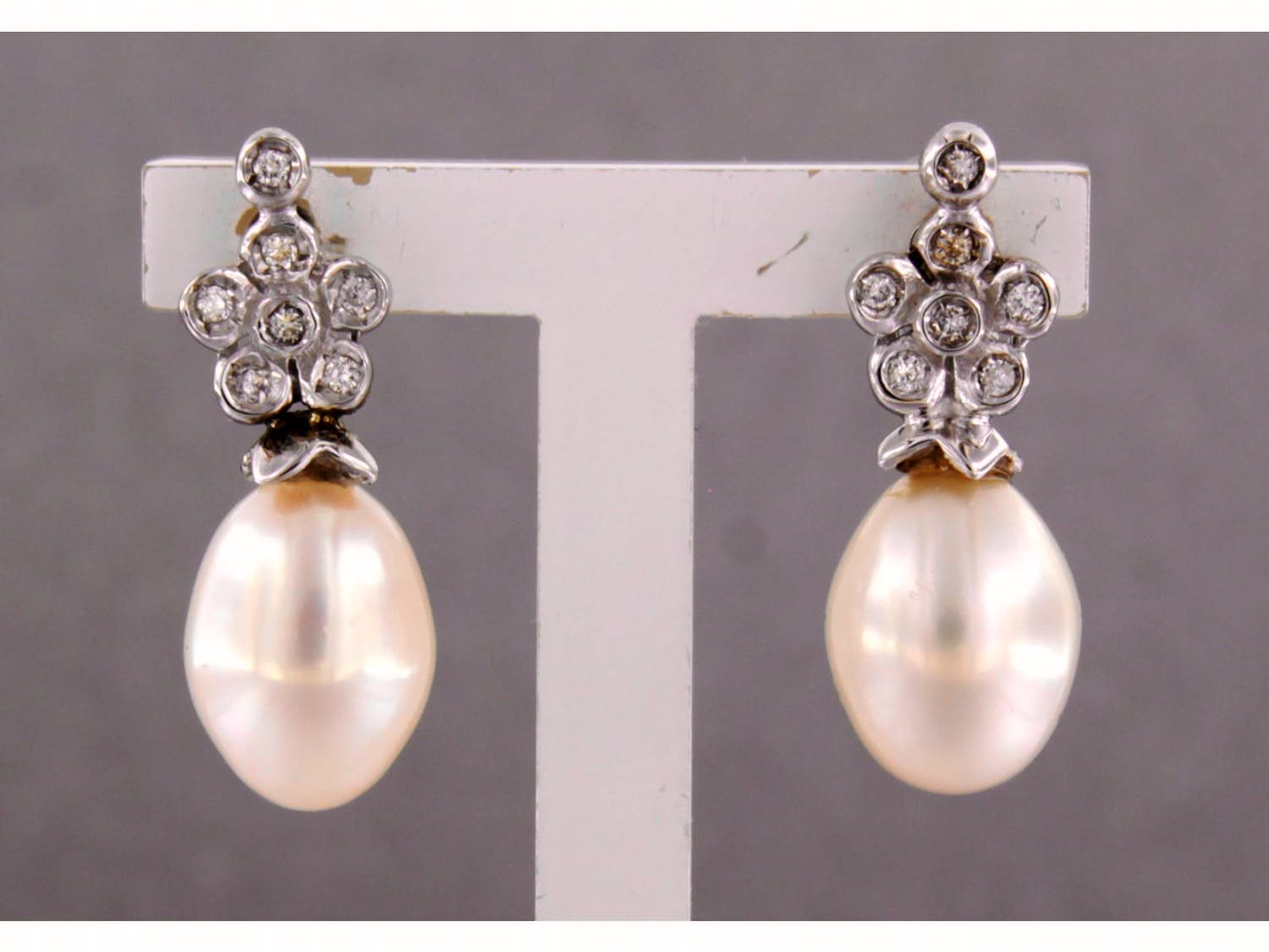 18k wit gouden oorhangers met parel en briljant geslepen diamanten tot 0,14ct kopen? Bied vanaf 245!