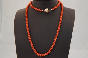 1199 - Antiek 14 karaats geel-gouden slot met oudhollands geslepen Bloedkoraal kopen? Bied vanaf 150!