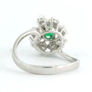 18k gouden entourage ring met centraal een smaragd en briljant geslepen diamant kopen? Bied vanaf 525!