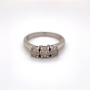 18K Goud - witgouden ring met 3 diamantclusters. maat 55,5(17,5) 5,46gr kopen? Bied vanaf 340!