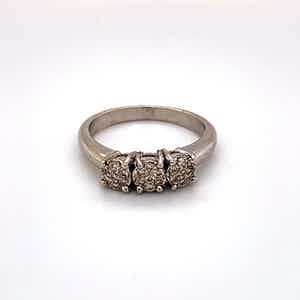 18K Goud - witgouden ring met 3 diamantclusters. maat 55,5(17,5) 5,46gr verkocht voor € 340!