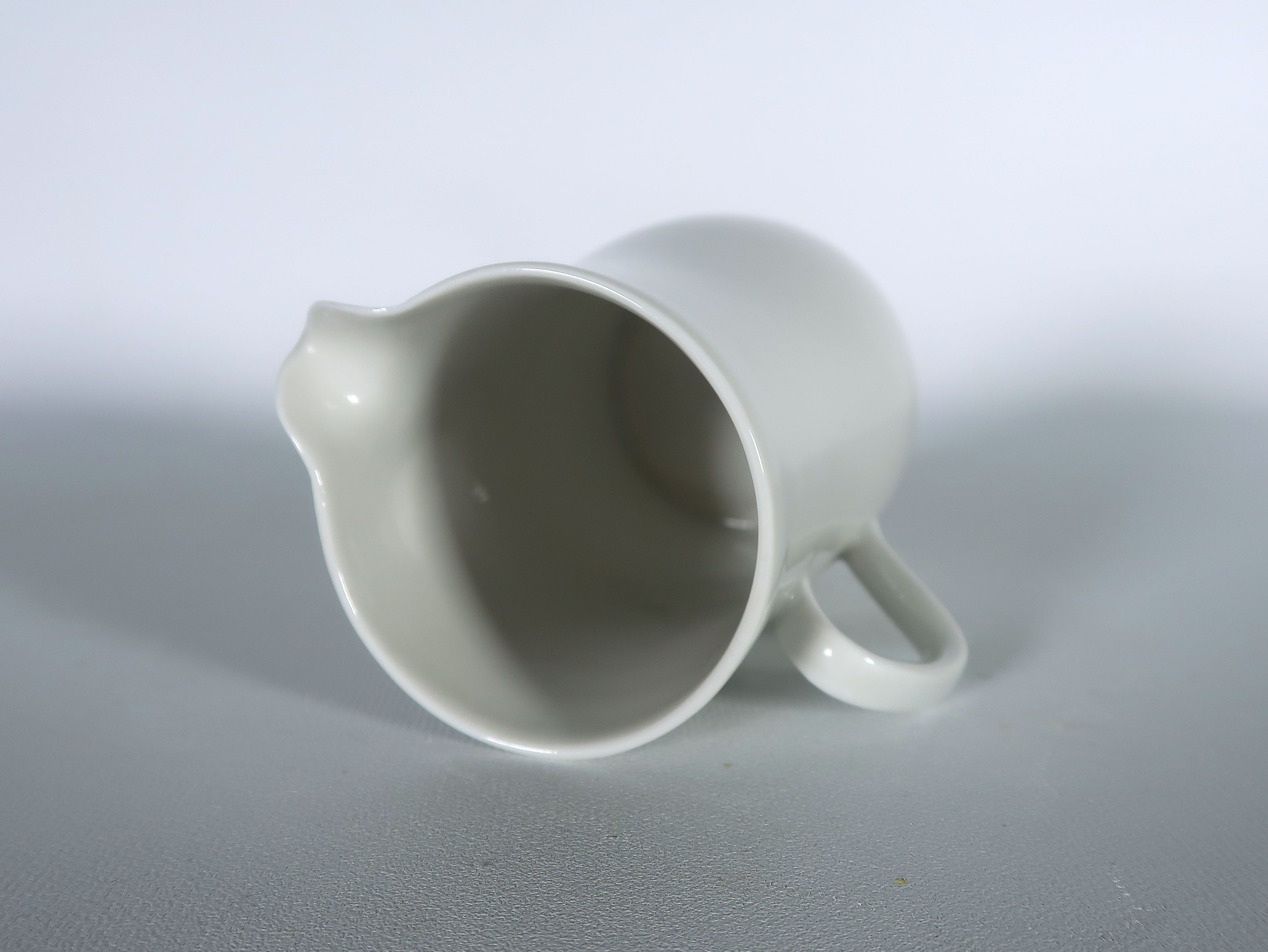 N.V. Porselein- en Tegelfabriek Mosa - Porselein, Koffiepot met roomstel ''Noblesse'' kopen? Bied vanaf 15!