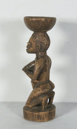 Yoruba - Houten geknield vruchtbaarheidsbeeld met bovenop schaal voor magische stoffen kopen? Bied vanaf 1!