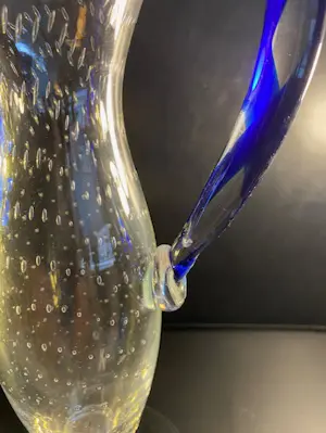 Borek Sipek - Mondgeblazen glazen schenkkannetje met luchtbellen en blauwe handgreep kopen? Bied vanaf 65!
