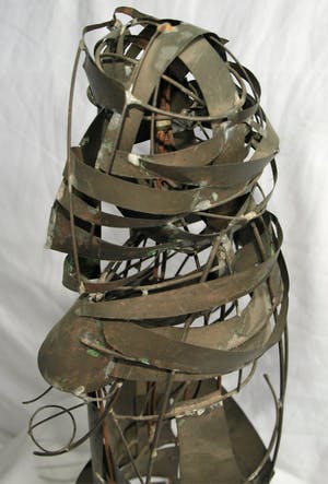 Niet of onleesbaar gesigneerd - Beeld van blik en ijzerdraad, “Koningin” – 34 cm hoog kopen? Bied vanaf 10!