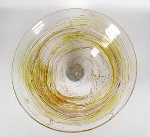 Thea Figee - Vrijgevormde glazen schaal met gekleurde draden kopen? Bied vanaf 150!