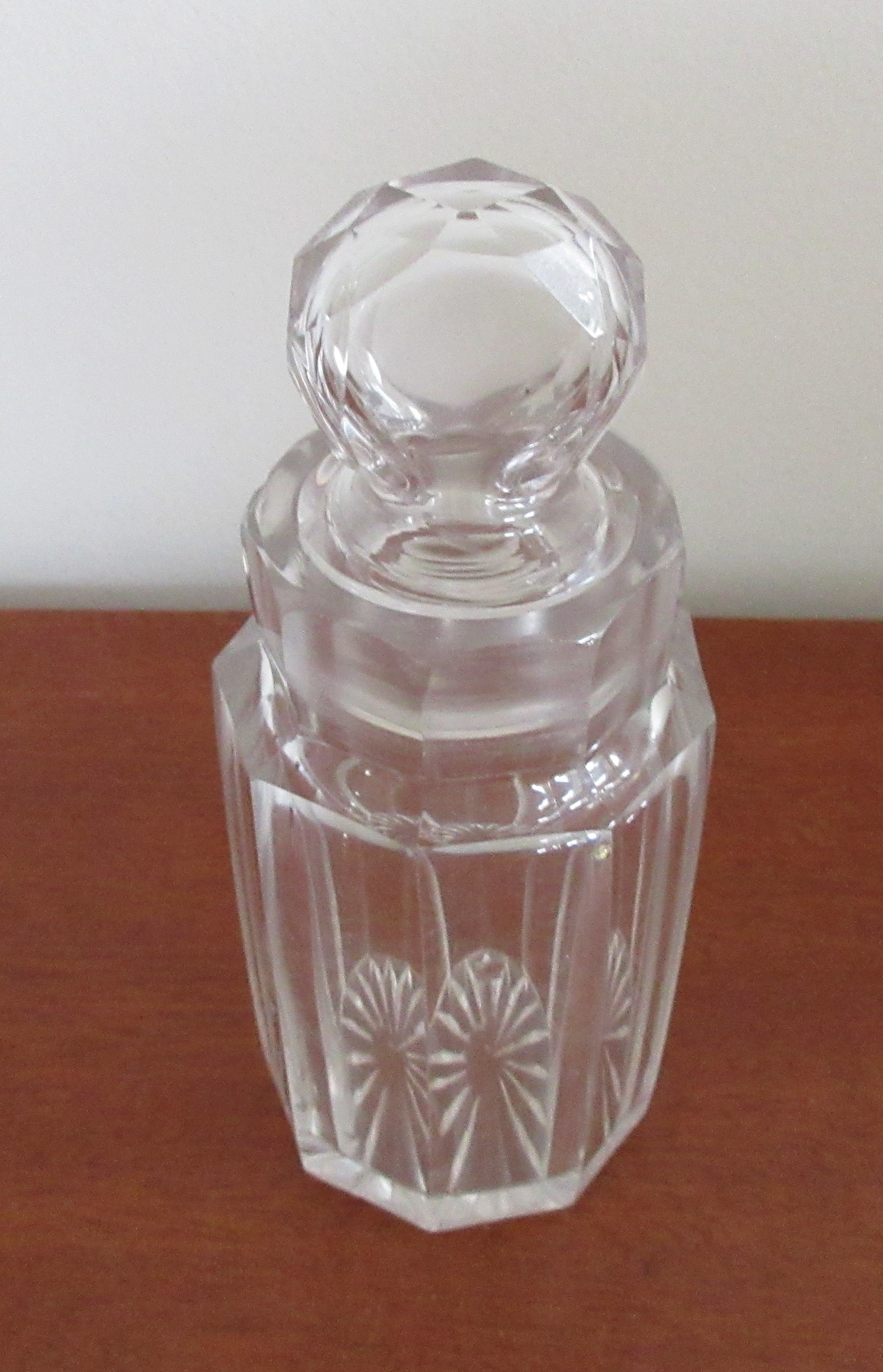 Niet of onleesbaar gesigneerd - Twee antieke 19e eeuwse geslepen kristallen azijn karafjes kopen? Bied vanaf 1!