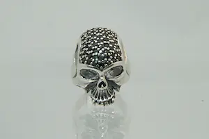 59 - Opvallende massief 1e ghlt zilveren Skull ring - met zwarte zirkonia kopen? Bied vanaf 50!