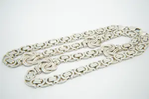 64 -  Lang (70cm) Surinaams 1e geh. zilveren konings collier met mattenkloppers kopen? Bied vanaf 220!