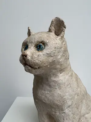 Tine Goudriaan-van Waning - Keramiek sculptuur | 'Zittende poes, blauwe ogen' kopen? Bied vanaf 1!