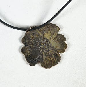 Yoka Voorbach - Collier met zilveren hanger met kleurenets, Magic eglantine kopen? Bied vanaf 1!