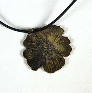 Yoka Voorbach - Collier met zilveren hanger met kleurenets, Magic eglantine verkocht voor € 1!