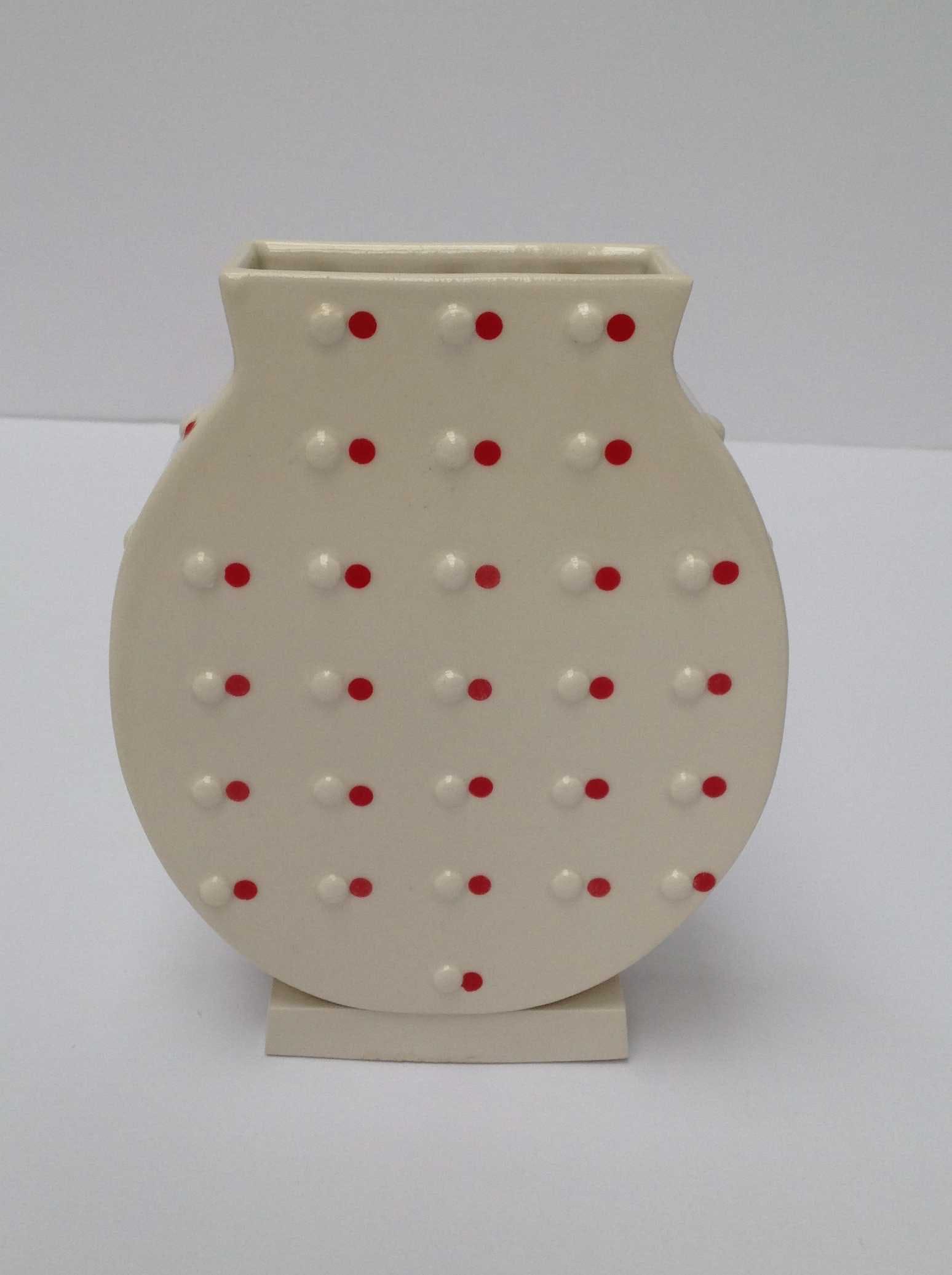 Kyoko Inatome - Vaas met noppen en rode stippen kopen? Bied vanaf 20!