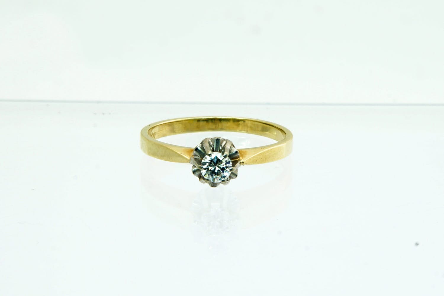 1080 - Elegante 14 Krt bi-color gouden dames solitair ring met 0.18ct briljant kopen? Bied vanaf 160!