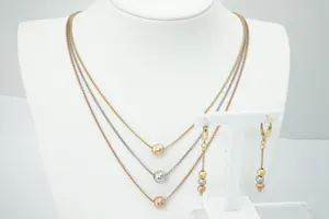 Chique Set 18 Krt tricolor gouden halssierraad en paar oorhangers - gekeurd kopen? Bied vanaf 470!