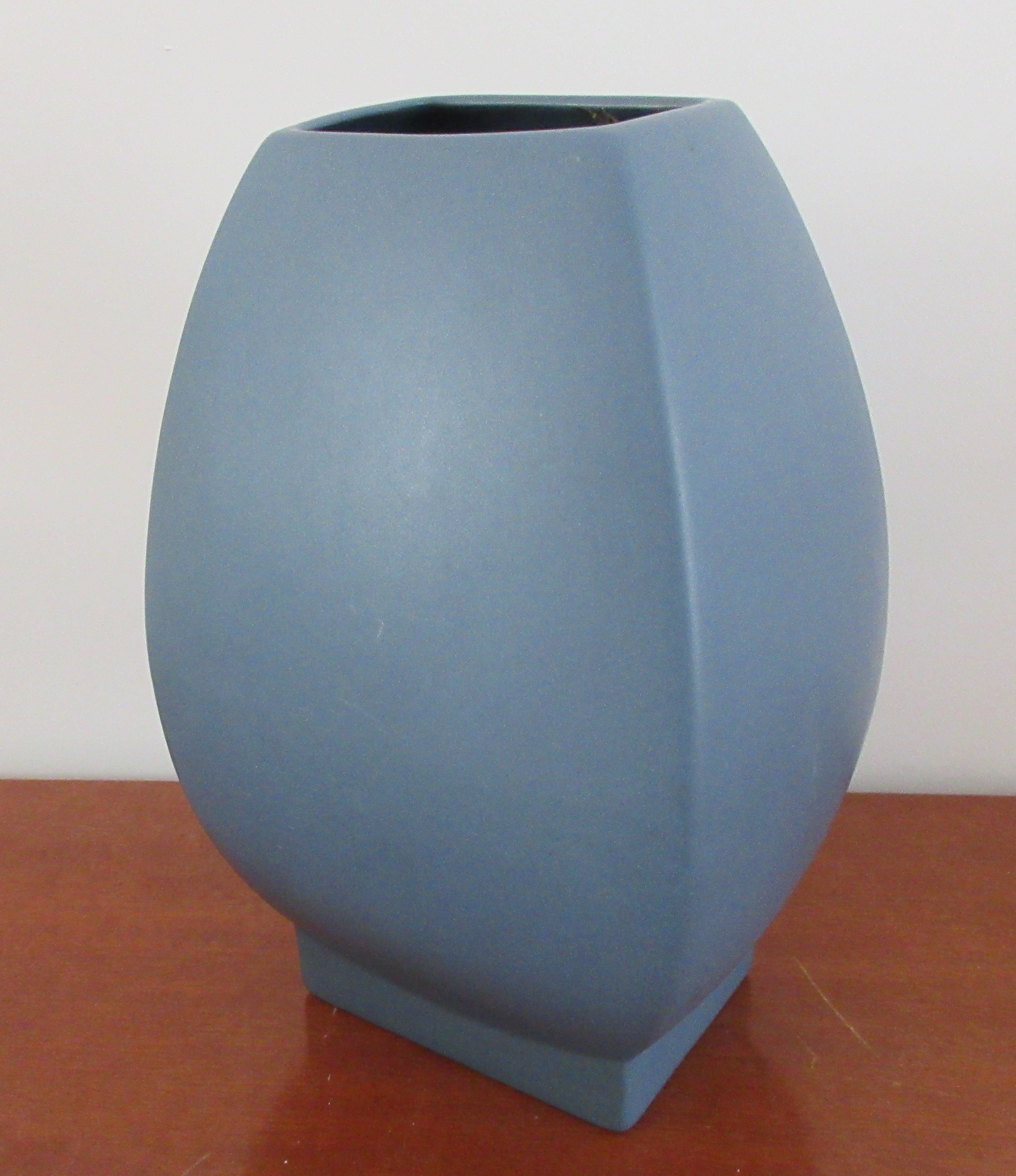 Ilkra - Knoedgen - Grote blauw grijze vierkante keramische vaas verkocht voor € 18!