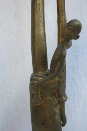 Yoruba - Bronzen Vrouw Elegante Afrikaanse sculptuur (20e eeuw) kopen? Bied vanaf 75!